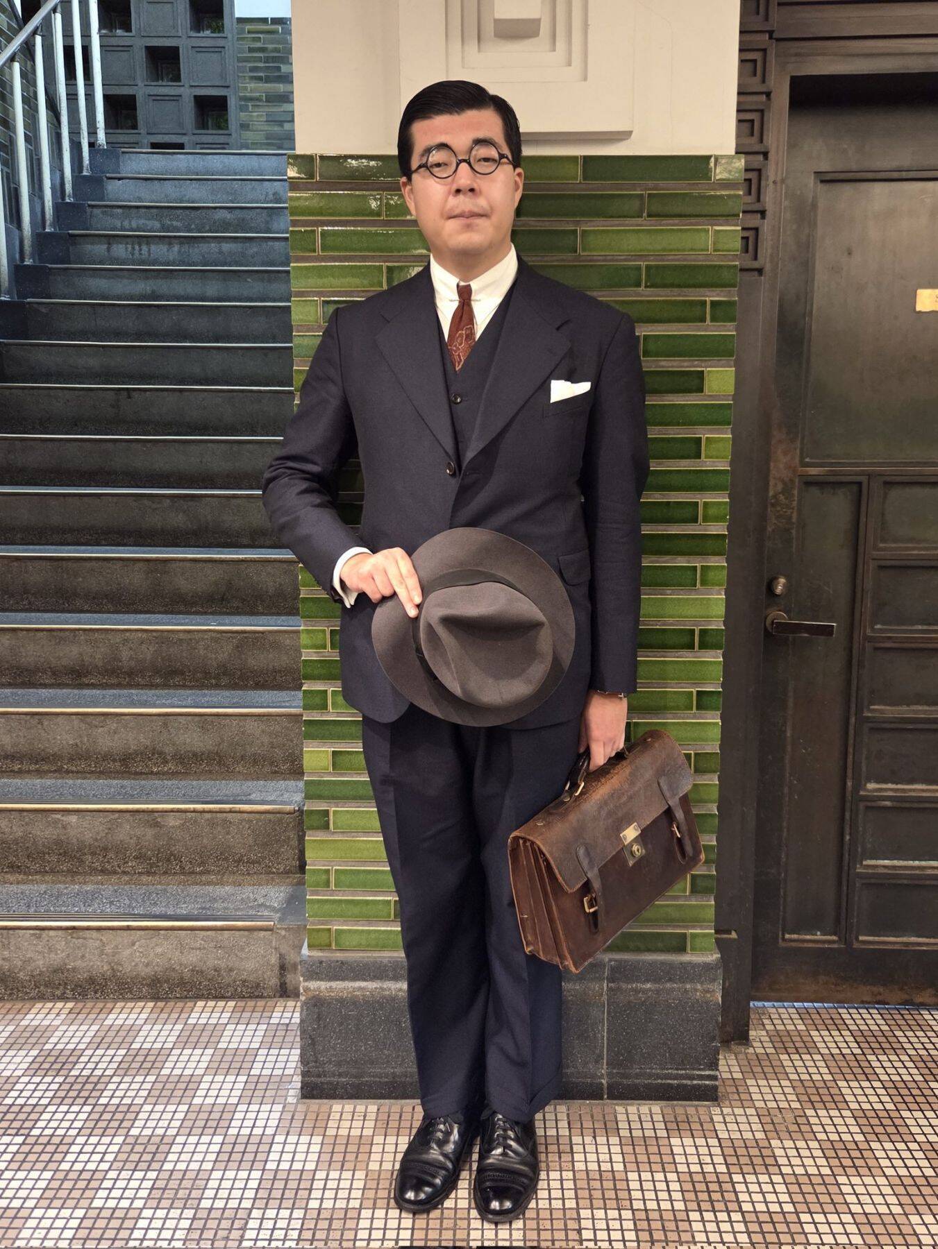 最新ユニクロアイテムで「昭和のサラリーマン」を完全再現　ロケ地も小物も完璧な着こなしに絶賛の声