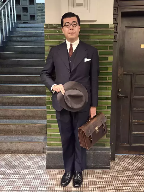 「最新ユニクロアイテムで「昭和のサラリーマン」を完全再現　ロケ地も小物も完璧な着こなしに絶賛の声」の画像