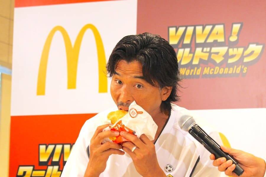 影山優佳、マック新商品をサッカー戦術で食レポ　岡田准一＆中澤佑二も驚き