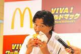 「影山優佳、マック新商品をサッカー戦術で食レポ　岡田准一＆中澤佑二も驚き」の画像11