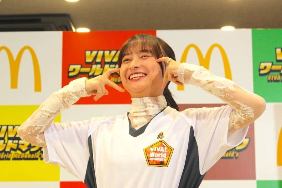 影山優佳、マック新商品をサッカー戦術で食レポ　岡田准一＆中澤佑二も驚き