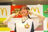 「影山優佳、マック新商品をサッカー戦術で食レポ　岡田准一＆中澤佑二も驚き」の画像15