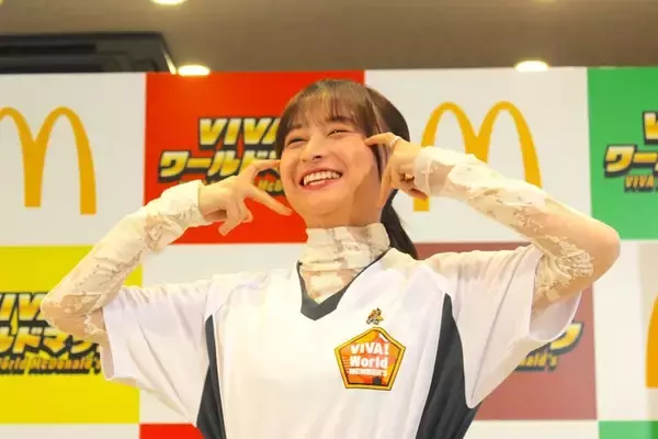 「影山優佳、マック新商品をサッカー戦術で食レポ　岡田准一＆中澤佑二も驚き」の画像