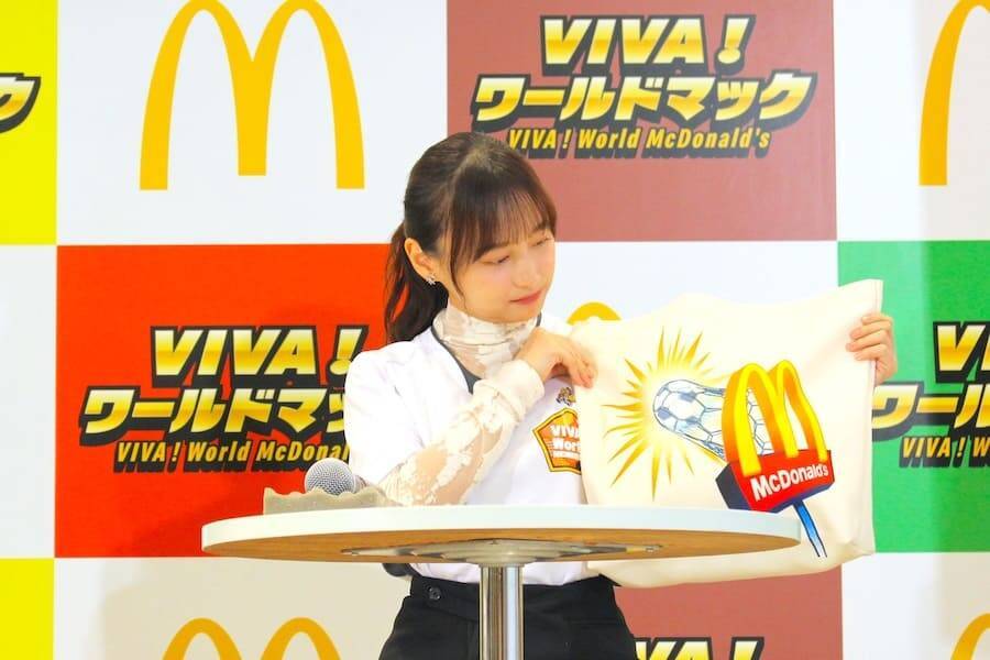 影山優佳、マック新商品をサッカー戦術で食レポ　岡田准一＆中澤佑二も驚き