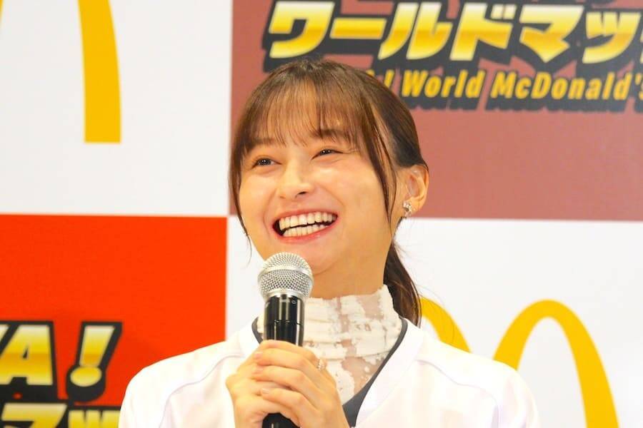影山優佳、マック新商品をサッカー戦術で食レポ　岡田准一＆中澤佑二も驚き