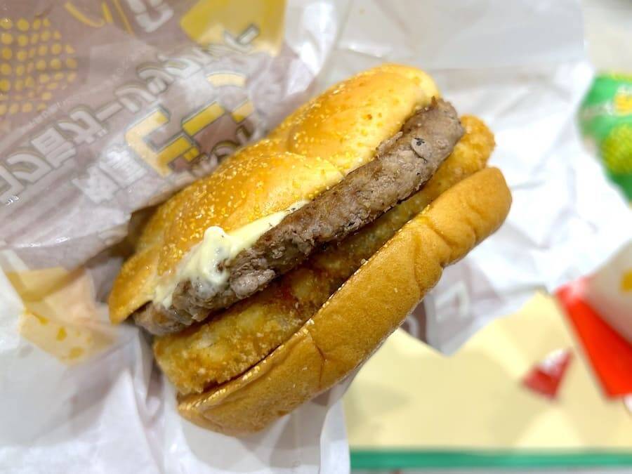 影山優佳、マック新商品をサッカー戦術で食レポ　岡田准一＆中澤佑二も驚き