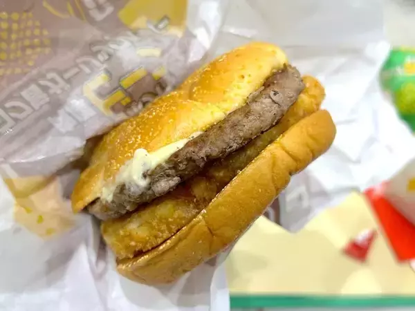 「影山優佳、マック新商品をサッカー戦術で食レポ　岡田准一＆中澤佑二も驚き」の画像