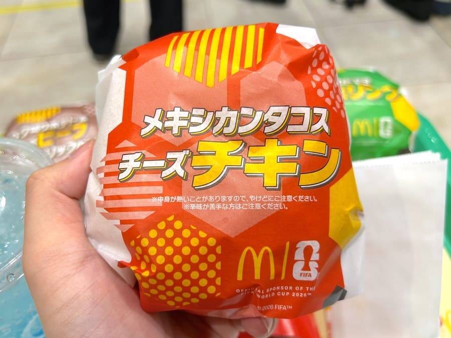 影山優佳、マック新商品をサッカー戦術で食レポ　岡田准一＆中澤佑二も驚き