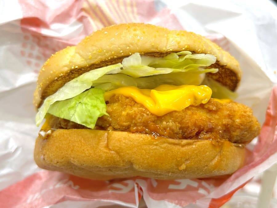 影山優佳、マック新商品をサッカー戦術で食レポ　岡田准一＆中澤佑二も驚き