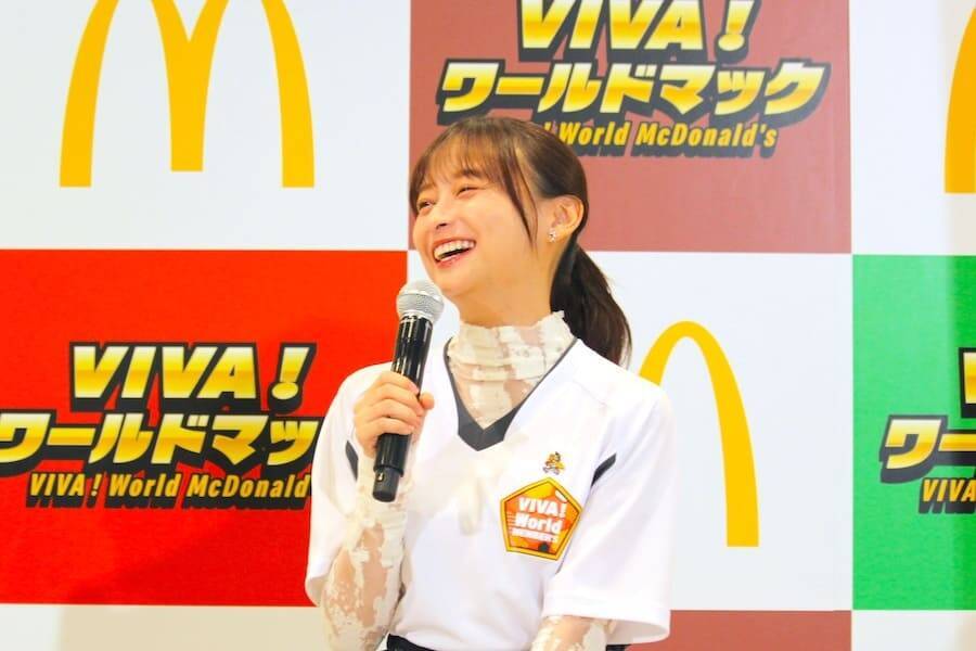 影山優佳、マック新商品をサッカー戦術で食レポ　岡田准一＆中澤佑二も驚き