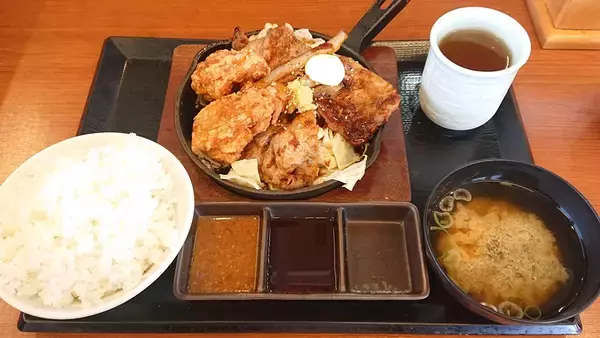 「ご飯のおかず2大巨頭が最強タッグ結成！からやまから「しょうが焼きの2種盛り定食」発売」の画像