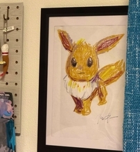 子どものためにクレヨンで描いたイーブイ　妻が気に入りまさかの額装