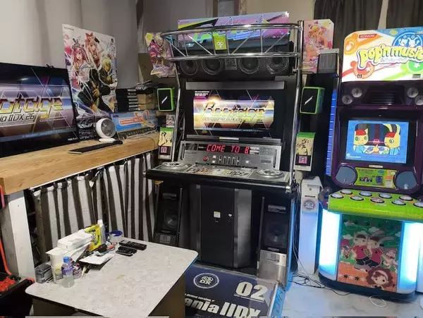 「“おうちゲーセン”が話題！個人宅のガレージに作られた光景に「家の要素どこ？」」の画像