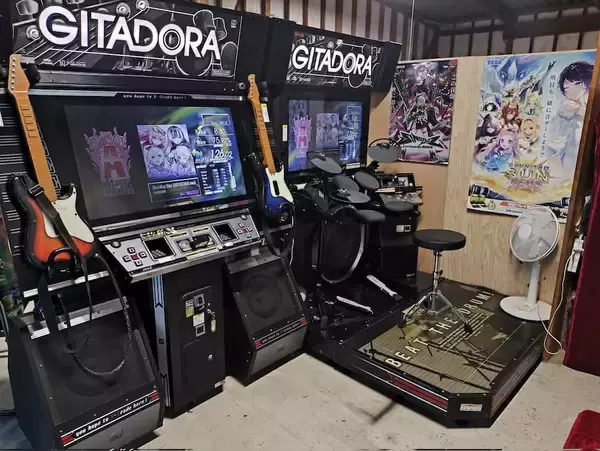 「“おうちゲーセン”が話題！個人宅のガレージに作られた光景に「家の要素どこ？」」の画像