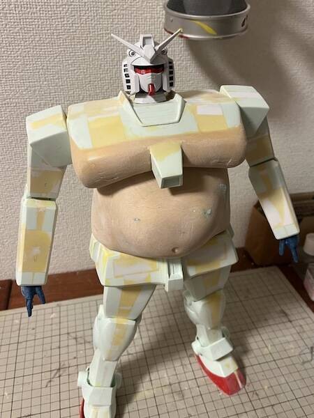 「ワイの腹で草」メタボなガンダムが話題　見覚えしかないボディに反響