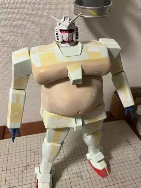 「「ワイの腹で草」メタボなガンダムが話題　見覚えしかないボディに反響」の画像