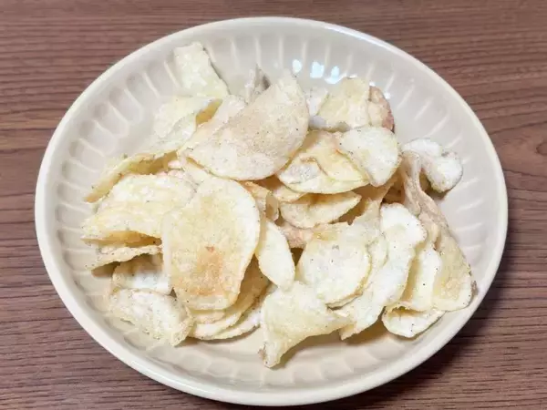 「ファミマで新発売の「まるでカリカリチーズのようなポテトチップス」を実食　商品名に偽りなしだった」の画像