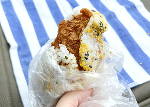映えとは無縁　沖縄・石垣島の豪快B級グルメ「オニササ」をコンビニ食材で再現