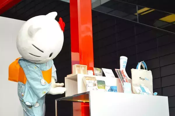 「東京ブランドのPR拠点「＃Tokyo Tokyo BASE」が羽田空港第3ターミナルに開設　オープニングセレモニーにハローキティも登場」の画像