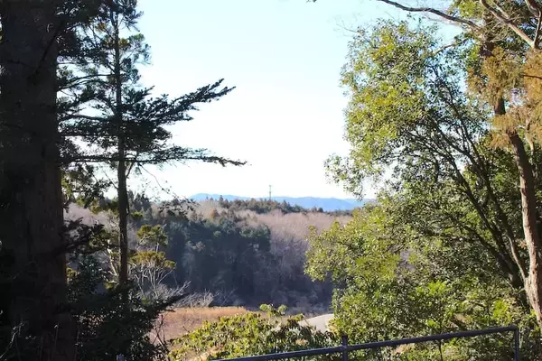 「2011年で時間が止まった町の“今”　福島県大熊町・双葉町内の「中間貯蔵施設」を巡る」の画像