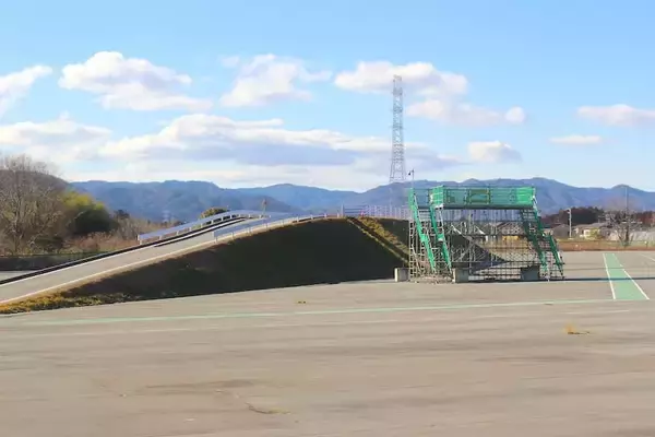 「2011年で時間が止まった町の“今”　福島県大熊町・双葉町内の「中間貯蔵施設」を巡る」の画像