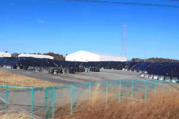 「2011年で時間が止まった町の“今”　福島県大熊町・双葉町内の「中間貯蔵施設」を巡る」の画像