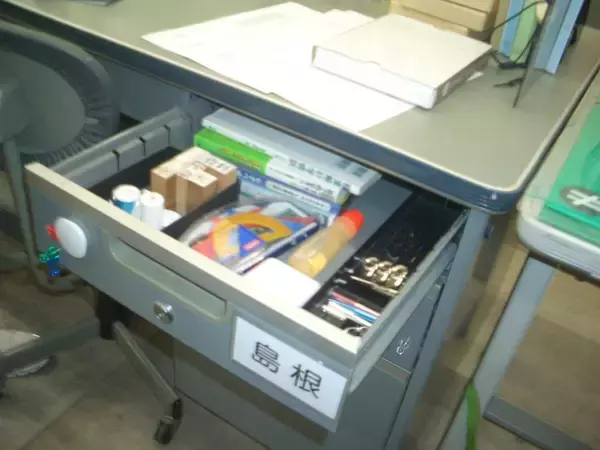 「職員室を自由に物色！　体験型展示「あの職員室」が11月15日より開催」の画像