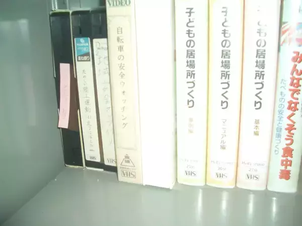「職員室を自由に物色！　体験型展示「あの職員室」が11月15日より開催」の画像