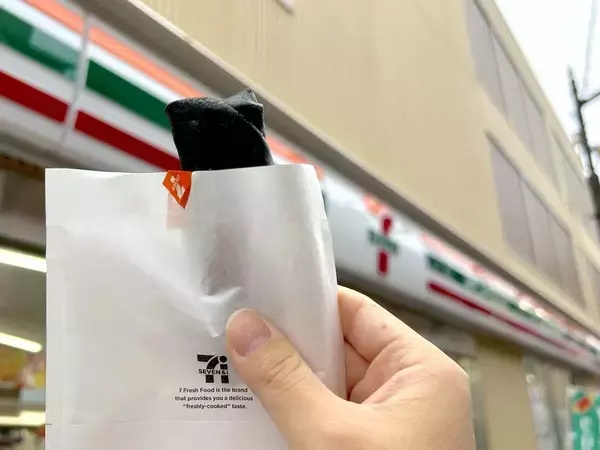 ま、真っ黒だ……セブン「黒いすき焼き春巻」を実食！味もビジュアルも大胆で美味しい