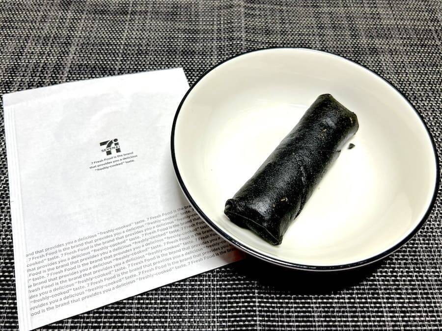 ま、真っ黒だ……セブン「黒いすき焼き春巻」を実食！味もビジュアルも大胆で美味しい