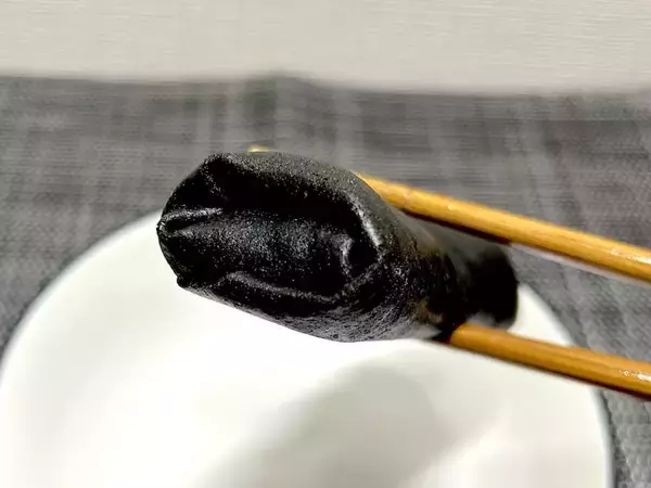 「ま、真っ黒だ……セブン「黒いすき焼き春巻」を実食！味もビジュアルも大胆で美味しい」の画像