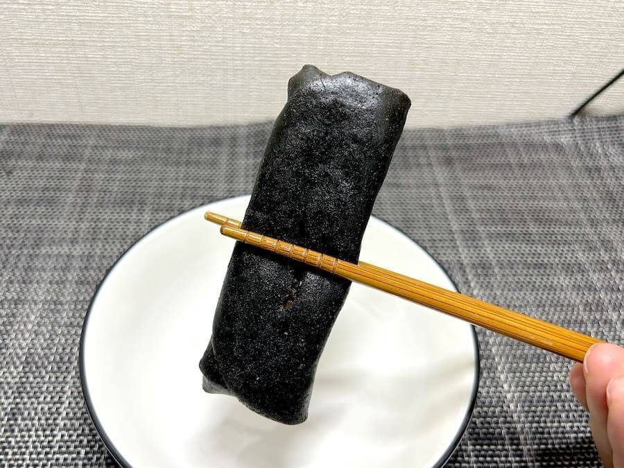 ま、真っ黒だ……セブン「黒いすき焼き春巻」を実食！味もビジュアルも大胆で美味しい