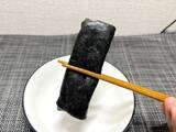 「ま、真っ黒だ……セブン「黒いすき焼き春巻」を実食！味もビジュアルも大胆で美味しい」の画像5