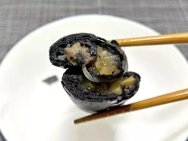 「ま、真っ黒だ……セブン「黒いすき焼き春巻」を実食！味もビジュアルも大胆で美味しい」の画像