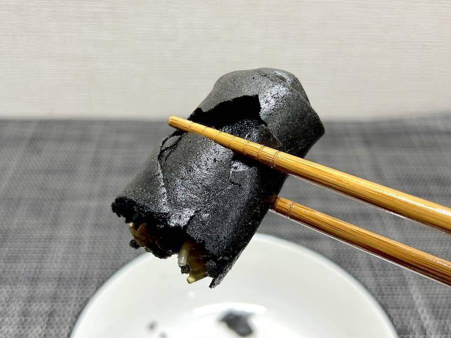 ま、真っ黒だ……セブン「黒いすき焼き春巻」を実食！味もビジュアルも大胆で美味しい