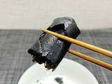 「ま、真っ黒だ……セブン「黒いすき焼き春巻」を実食！味もビジュアルも大胆で美味しい」の画像7
