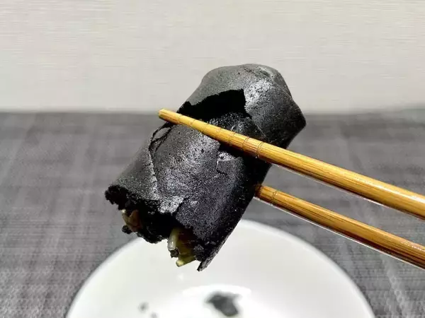 「ま、真っ黒だ……セブン「黒いすき焼き春巻」を実食！味もビジュアルも大胆で美味しい」の画像
