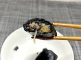 「ま、真っ黒だ……セブン「黒いすき焼き春巻」を実食！味もビジュアルも大胆で美味しい」の画像8