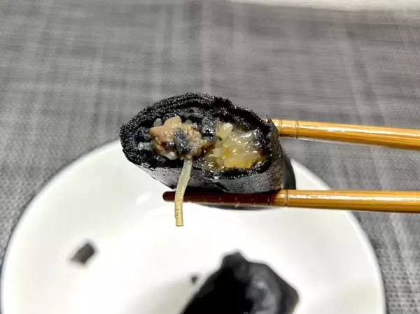 「ま、真っ黒だ……セブン「黒いすき焼き春巻」を実食！味もビジュアルも大胆で美味しい」の画像