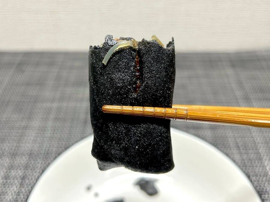 ま、真っ黒だ……セブン「黒いすき焼き春巻」を実食！味もビジュアルも大胆で美味しい