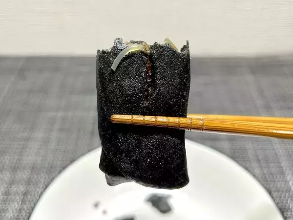 「ま、真っ黒だ……セブン「黒いすき焼き春巻」を実食！味もビジュアルも大胆で美味しい」の画像