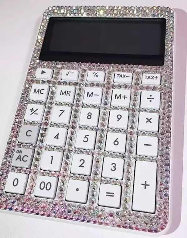 夫「仕事用の電卓ほしい」→平成ギャル妻が本気を出した結果　“ギャル感MAX”なデコ電卓完成