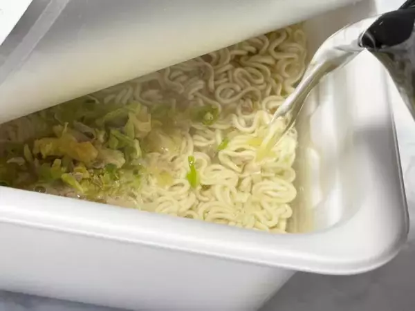 「北海道の最終兵器「山わさび塩焼そば」が鹿児島に襲来　“食べる催涙ガス”に薩摩が挑む」の画像
