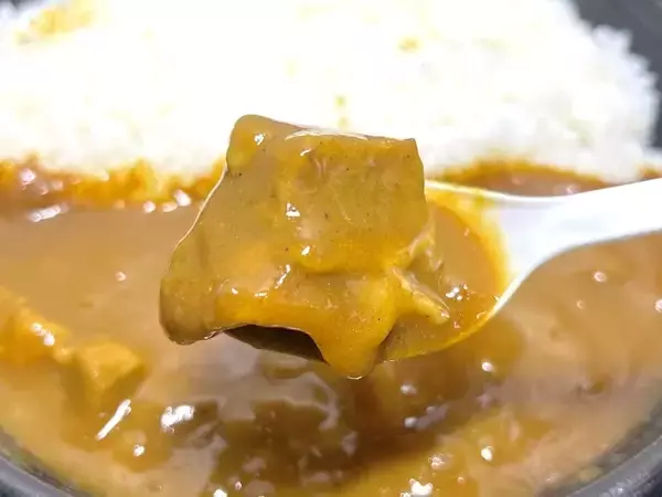 「セブン×ちいかわ「鬼辛カレー」を実食！全身が真っ赤に染まるのも納得の辛さ」の画像