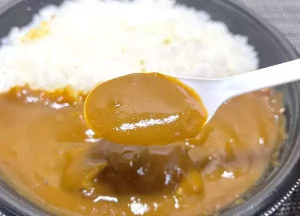 「セブン×ちいかわ「鬼辛カレー」を実食！全身が真っ赤に染まるのも納得の辛さ」の画像