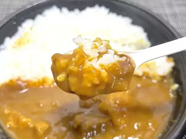 「セブン×ちいかわ「鬼辛カレー」を実食！全身が真っ赤に染まるのも納得の辛さ」の画像