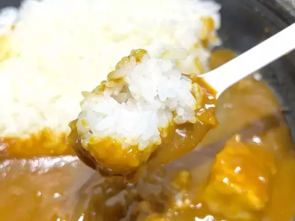 「セブン×ちいかわ「鬼辛カレー」を実食！全身が真っ赤に染まるのも納得の辛さ」の画像