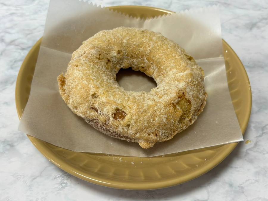 ミスド新作「サクぽふん」を食べてみた　軽やか食感に驚き、ただし“粉落ち”に注意