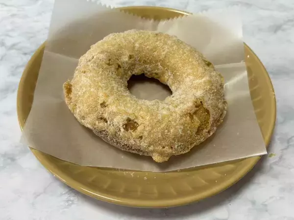 「ミスド新作「サクぽふん」を食べてみた　軽やか食感に驚き、ただし“粉落ち”に注意」の画像