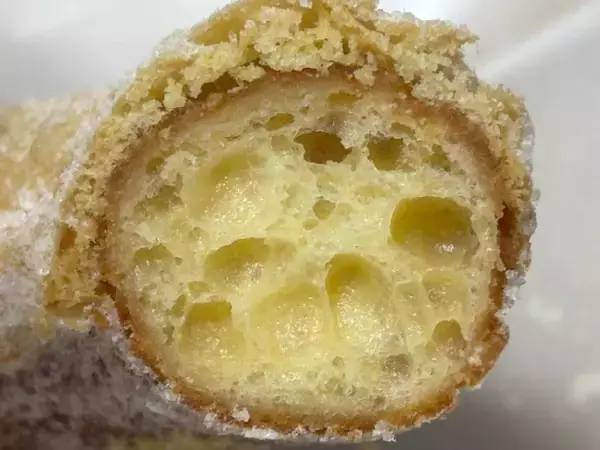 「ミスド新作「サクぽふん」を食べてみた　軽やか食感に驚き、ただし“粉落ち”に注意」の画像